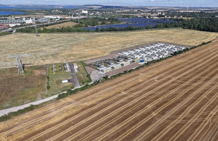 Luftaufnahme des Batteriespeicherverbunds von Münch Energie bei Leuna/Krumpa im Saalekreis, dem derzeit größten in Betrieb befindlichen Batteriespeicher Deutschlands.