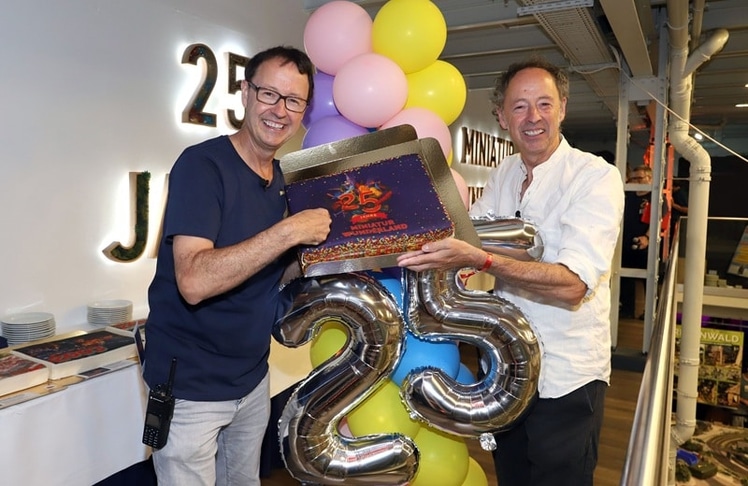 Frederik und Gerrit Braun in den frühen Stunden des Sonntag, 16. August 2026 beim 25. Geburtstag des Miniatur Wunderland in Hamburg
