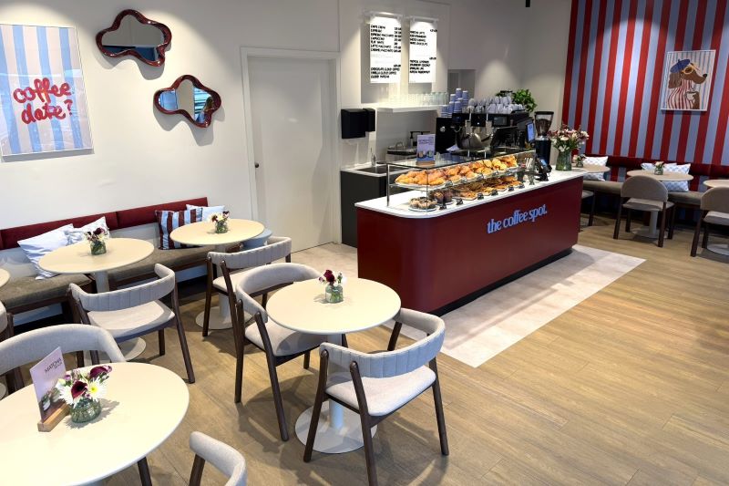 Der Innenraum von "The Coffee Spot by Tchibo" zeigt die Kaffeebar, das Snackangebot und einen Teil der rund 70 Sitzplätze. © Tchibo