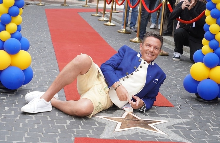 Stefan Mross freut sich am Donnerstag, 20. August 2026 über seinen eigenen Stern auf dem Walk of Fame des Europa-Park in Rust