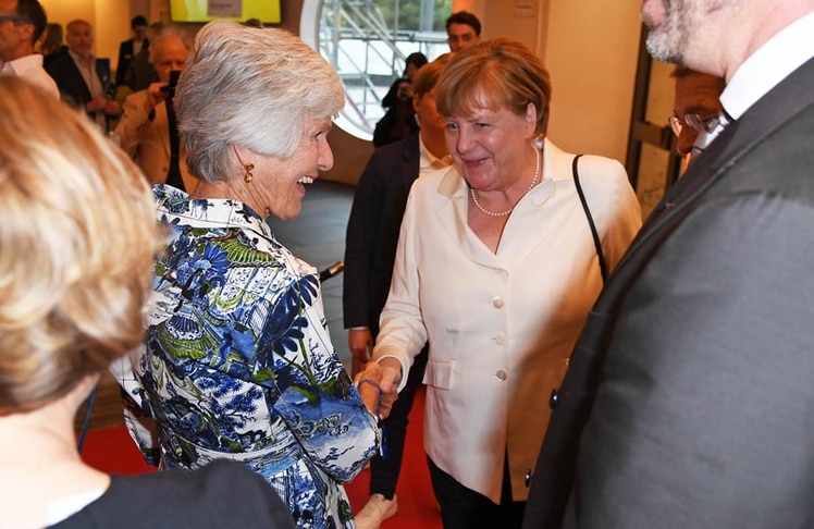 Friede Springer und Angela Merkel