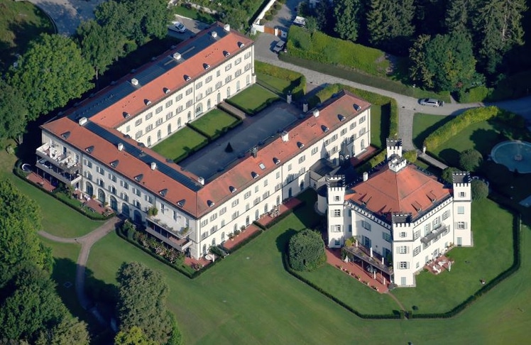Luftaufnahme der historischen Anlage von Schloss Possenhofen in Pöcking am Starnberger See.