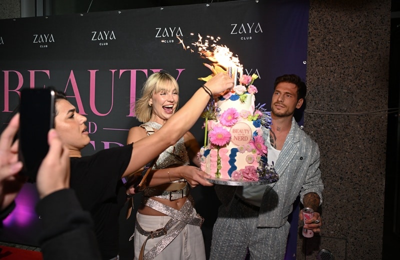 Gute Laune dank Torte auf der Premiere in Berlin (Bild: Brauer Photos / O. Walterscheid)