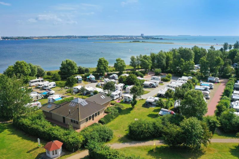 Der Camping- und Ferienpark Wulfener Hals auf Fehmarn bleibt 2026 die Nummer eins im PiNCAMP-Ranking der meistgefragten Campingplätze deutscher Camper. © PiNCAMP/Wulfener Hals