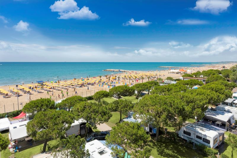 Das Vela Blu Camping Village bei Cavallino-Treporti zählt 2026 zu den gefragtesten Campingplätzen deutscher Urlauber und gehört zu den italienischen Spitzenplätzen im PiNCAMP-Ranking. © PiNCAMP