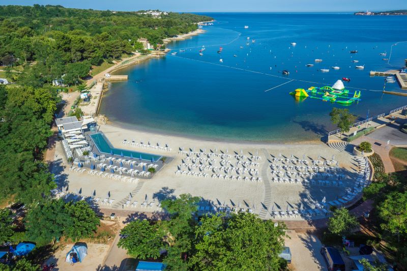 Das Camping Resort Lanterna in Kroatien zählt 2026 zu den gefragtesten Campingplätzen deutscher Camper und gehört im PiNCAMP-Ranking erneut zu den beliebtesten Anlagen im Ausland. © PiNCAMP