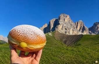 Warum ganz Italien im Sommer über einen Riesenkrapfen und eine Berghütte sprach