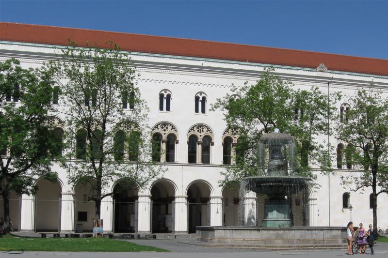 Die Ludwig-Maximilians-Universität München am Geschwister-Scholl-Platz führt mit 10.200 Promovierenden das Ranking der deutschen Hochschulen an. © Rufus46/Wikimedia