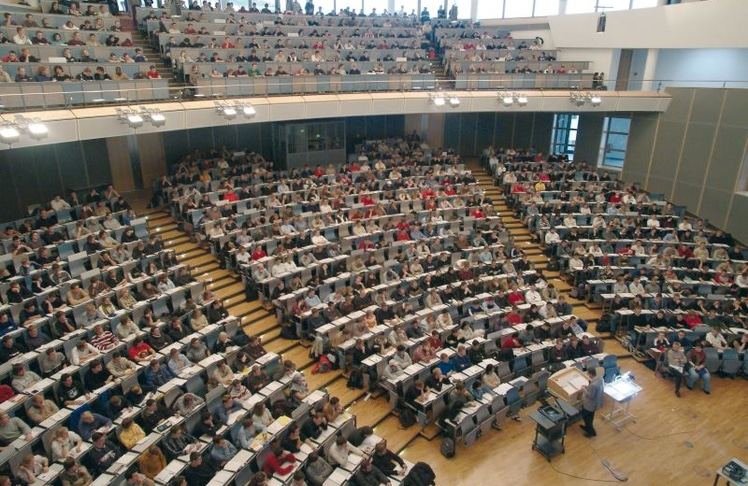 Die Zahl der Promovierenden an deutschen Hochschulen ist 2025 auf 216.200 gestiegen. Vier Universitäten vereinen 18 Prozent aller laufenden Promotionsvorhaben auf sich.