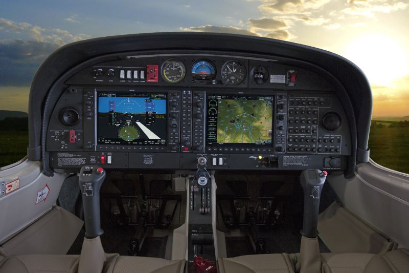 Das Cockpit einer Diamond DA40. Am LAT-Standort Rostock-Laage absolvieren angehende Pilot:innen die IFR-Phase ihrer Ausbildung nach Instrumentenflugregeln. © Diamond Aircraft