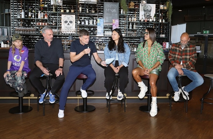 "Herzkind" Emil, Prof. Dr. Thomas Mir, Thomas Helmer, Linh Tran, Jorge González und Holger Stanislawski am Donnerstag, 27. August 2026 bei der "Kicken mit Herz"-Pressekonferenz im Karo & Paul in Hamburg