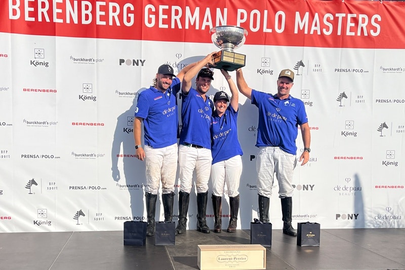 Das Team von Clé de Peau Beauté nimmt den Pokal entgegen (Bild: Brauer Photos / W. Barth)