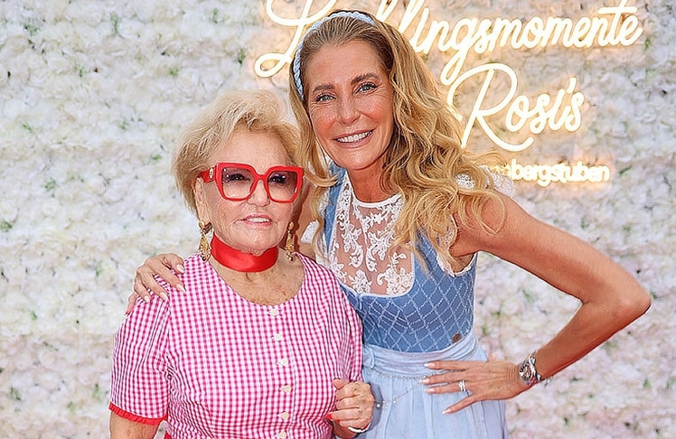 Gastgeberin Rosi Schipflinger (l.) mit Giulia Siegel bei der 22. Almrauschparty in Kitzbühel.