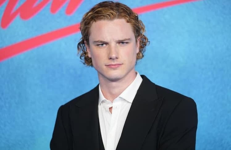 Graham Campbell spielt Thom Wright