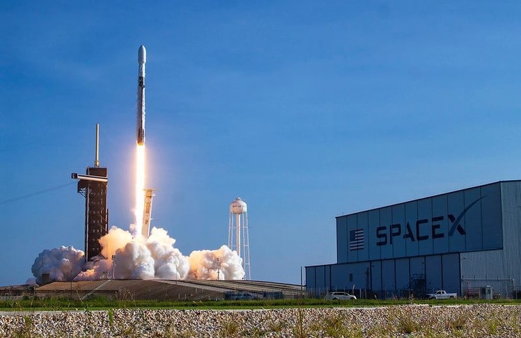 Eine Falcon-9-Rakete startet vom SpaceX-Weltraumbahnhof. Der Raumfahrtkonzern investiert weiterhin Milliarden in Starlink und die Entwicklung der Großrakete Starship.