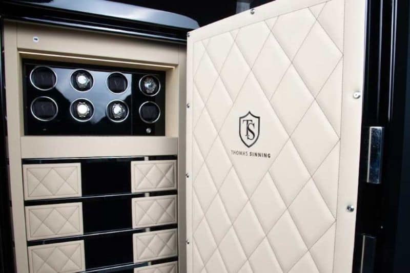 Ein geöffneter Luxustresor mit gepolsterter Leder-Innenausstattung, Schubladen und integrierten Uhrenbewegern. © Thomas Sinning PREMIUMTRESORE