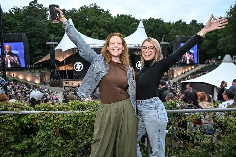 Vorfreude im Publikum: Die "GZSZ"-Darstellerinnen Olivia Marei und Iris Mareike Steen (Bild: Brauer Photos / O. Walterscheid)
