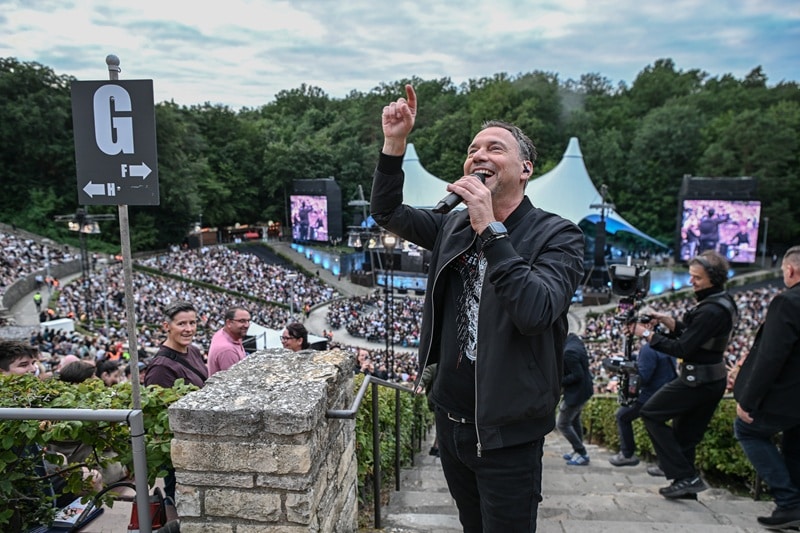 Sebastian Fitzek hat sich bei seiner Show nicht auf die eigentliche Waldbühne beschränkt (Bild: Brauer Photos / O. Walterscheid)