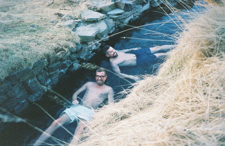 Joko Winterscheidt und Klaas Heufer-Umlauf stellen in "Joko & Klaas machen Urlaub" ihre Freundschaft auf einem gemeinsamen Island-Roadtrip auf die Probe.