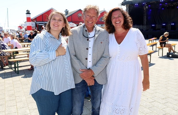 Roland Benck mit Urlauberinnen