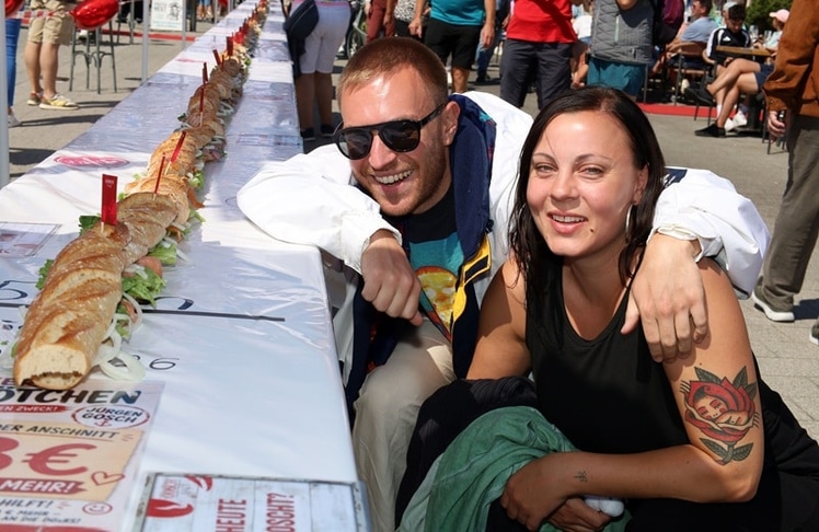 Das Rekordfischbrötchen diente natürlich auch als beliebtes Fotomotiv