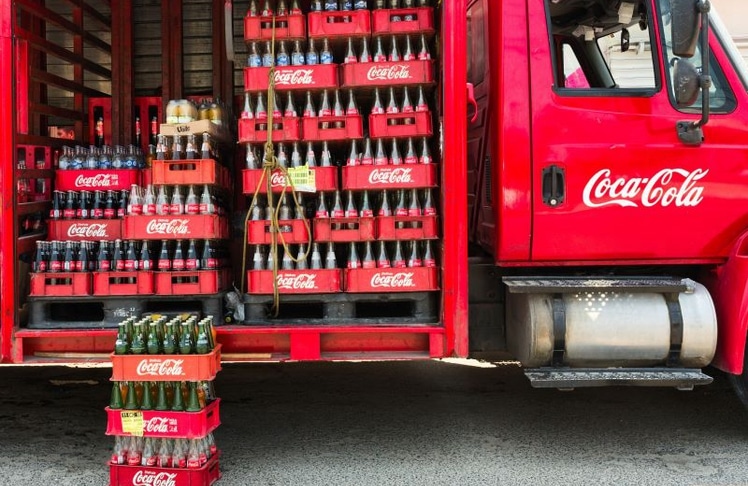 Eine Kiste Cola oder Limonade könnte durch die geplante Zuckersteuer zwischen 2,50 und 4,50 Euro teurer werden.