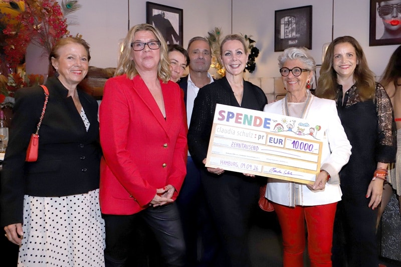 Gabriele Wöhlke, Claudia Schulz, Kiki Fehlauer, Hannelore Lay und Rebecca Immanuel bei der Scheckübergabe (Bild: Brauer Photos / H. Ross)