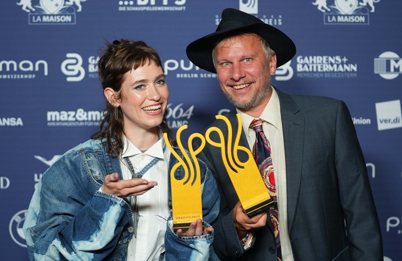 Lia von Blarer und Robert Stadlober (Bild: Brauer Photos / J. Harrell)