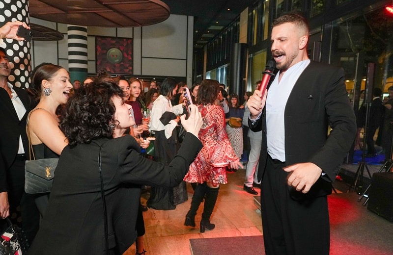 Nach seiner Auszeichnung ließ sich Edin Hasanović zu einer Karaoke-Performance der zeitlosen Tom Jones / Mousse T.-Kollabo "Sex Bomb" hinreißen (Bild: Brauer Photos / J. Harrell)
