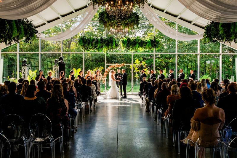Für die passende Eventlocation und die Unterbringung der Hochzeitsgäste investieren Paare in Deutschland knapp ein Drittel ihres gesamten Hochzeitsbudgets. © Kari Bjorn Photography/Unsplash