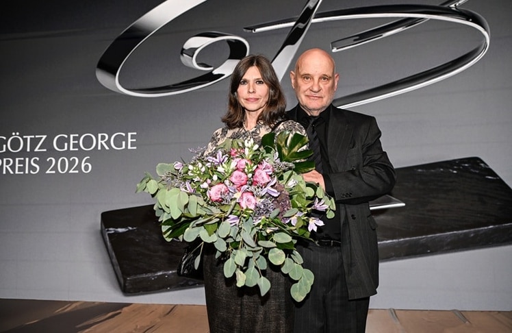 Christian Redl, diesjähriger Träger des Götz George Preis, mit seiner Ehefrau Martina Sundheim am Montag, 14. September 2026 auf der Bühne in Berlin