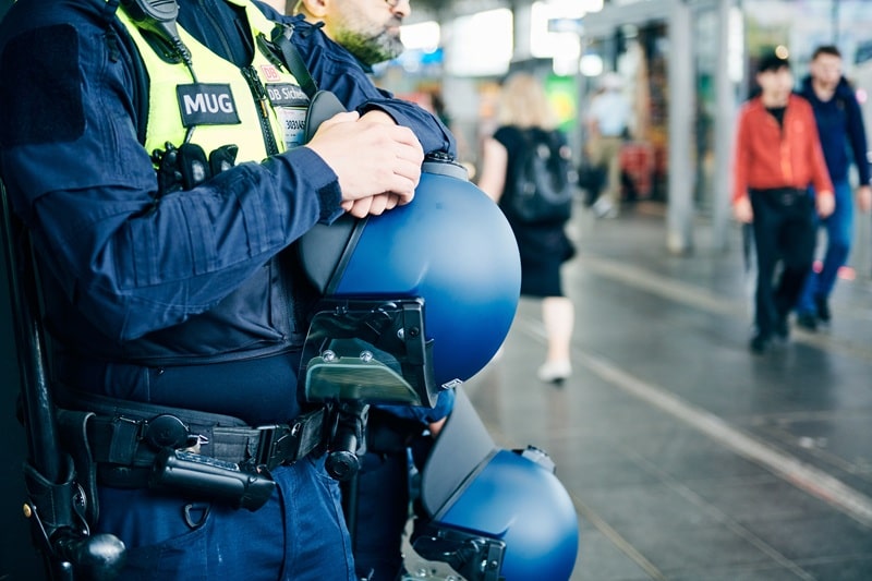 Schutzhelme im Testeinsatz bei der Mobilen Unterstützungsgruppe (MUG) der DB Sicherheit (Bild: Deutsche Bahn AG / Dominic Dupont)