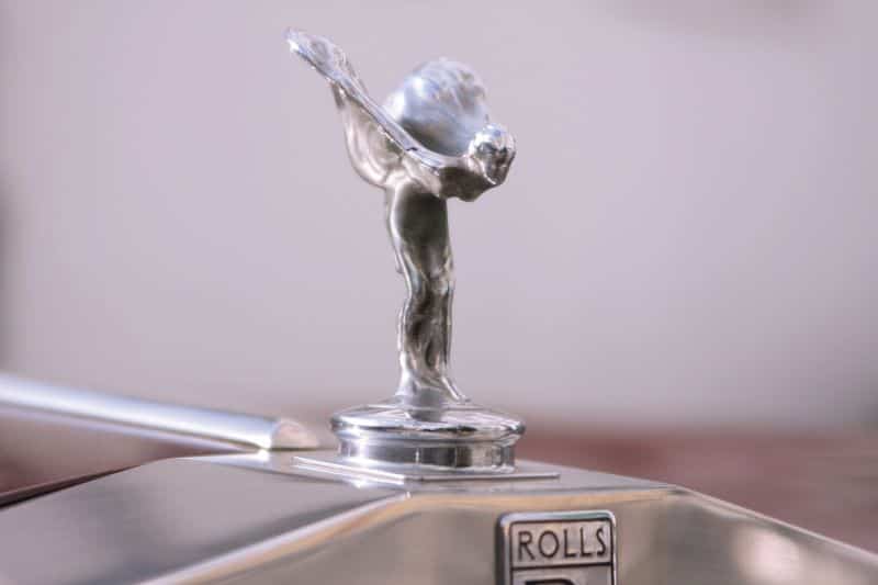 Die "Spirit of Ecstasy“ ist das weltbekannte Markenzeichen von Rolls-Royce. Paragon entwickelte den elektrischen Versenkmechanismus für die Kühlerfigur. © drei kubik/Unsplash