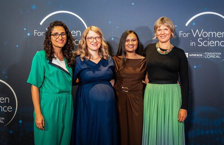 Dr. Buse Aktas, Dr. Anna Zieleniewska, Dr. Mansi Singh und Dr. Dorit Brixius durften am Mittwoch, 16. September 2026 jeweils den mit 25.000 Euro dotierten "For Women in Science"-Förderpreis in Düsseldorf entgegennehmen