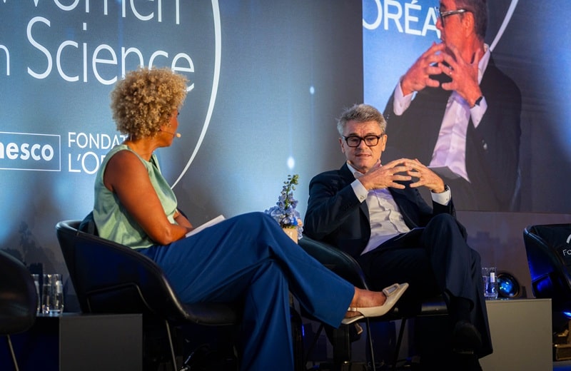 Jean-Christophe Letellier im Gespräch mit Arabella Kiesbauer (Bild: L'Oreal DACH)