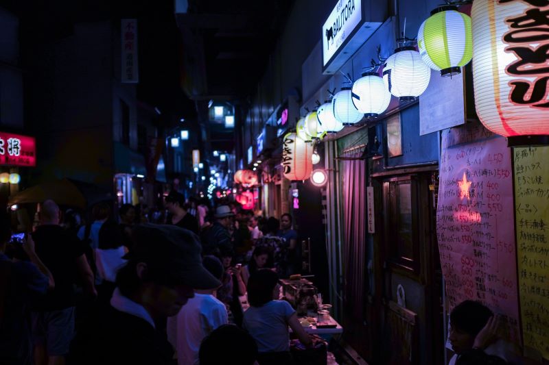 Koenji in Tokio zählt laut Time Out Ranking zu den coolsten Stadtvierteln 2026 und steht für Japans kreative Subkultur, kleine Bars und unabhängige Shops. © Alex Knight/Unsplash
