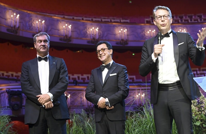 Fast wie Tenöre: Markus Söder, Serge Dorny und Markus Blume in München (Bild: Brauer Photos / S. Brauer)