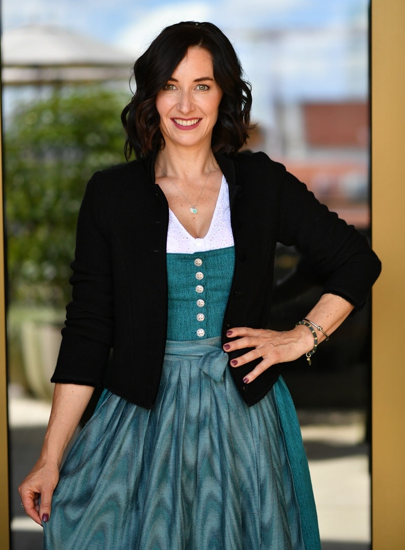 Mariele Litzlfelder in der schwarzen Variante von "Trachtenjacke Anja" (Bild: Brauer Photos / G. Nitschke)