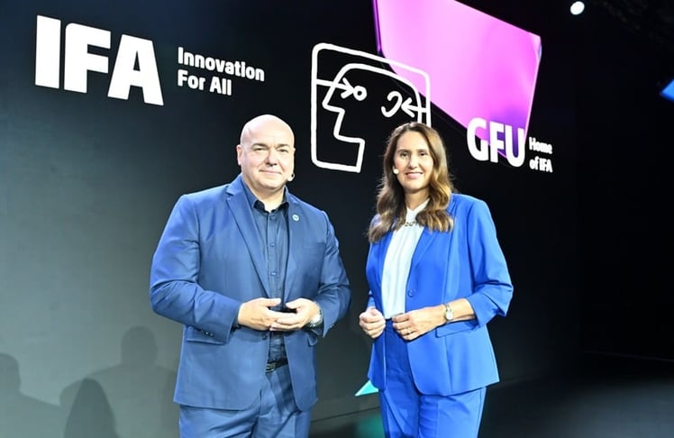 Leif Lindner, CEO der IFA Management GmbH, gemeinsam mit Carine Chardon, Geschäftsführerin der GFU Consumer & Home Electronics, am Mittwoch, 02. September auf der IFA-Bühne in Berlin