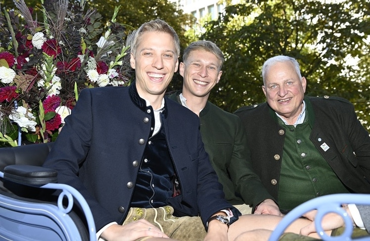 Münchens Oberbürgermeister Dominik Krause (links) nach erledigter Arbeit mit Ehemann Sebastian Müller und Wiesn-Wirt Christian Schottenhamel am Samstag, 19. September 2026 auf dem Oktoberfest