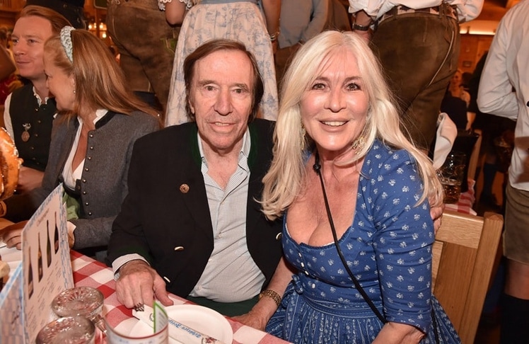 Fußballlegende Günter Netzer gemeinsam mit Ehefrau Elvira am Samstag, 19. September 2026 beim Oktoberfest-Auftakt. Viele weitere Bilder sind in der am Artikelende verlinkten Galerie zu finden!