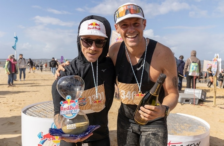 Florian Neuschwander (links, Gewinner auf der Kurzstrecke) und David Schönherr am Sonntag, 20. September beim Red Bull Wattlauf in Cuxhaven-Duhnen