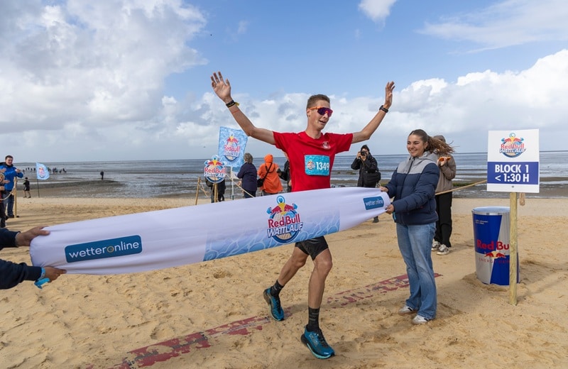 Eric Ole Völkening beim Zieleinlauf (Bild: Red Bull / Pascal Lieleg)