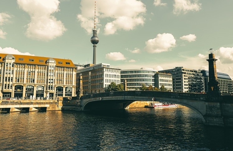 Berlin ringt weiter um die Zukunft seines Wohnungsmarkts: Die Linke setzt auf die Vergesellschaftung großer Wohnungskonzerne, während Unternehmer Wolfgang Grupp und Vertreter der Immobilienwirtschaft vor Eingriffen in privates Eigentum warnen.