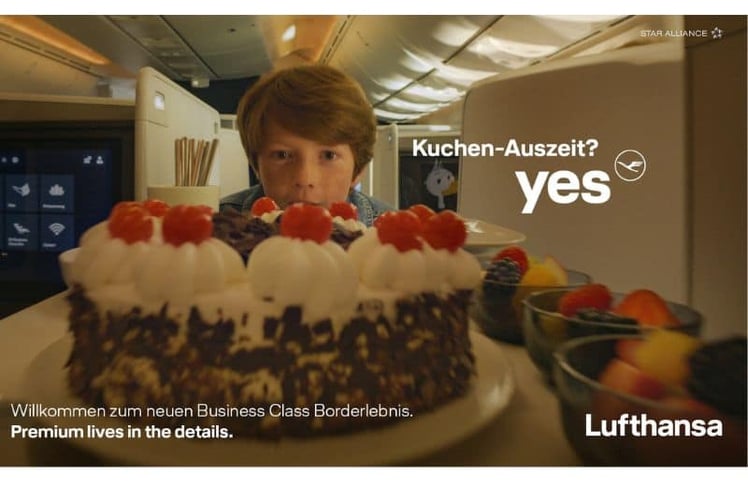 Lufthansa rückt mit der neuen Kampagne "Premium lives in the details" konkrete Genuss- und Serviceerlebnisse an Bord in den Mittelpunkt.