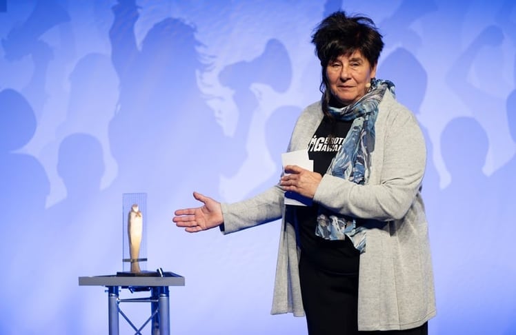 Rena Tangens (Digitalcourage) mit dem chronisch unbegehrten Big Brother Award (Bild: Matthias Hornung nach CC-BY 4.0)
