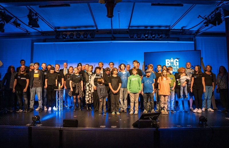 Anstelle der versammelten Gewinner: Verantwortliche und Helfer der Big Brother Awards am Freitagabend in Bielefeld (Bild: Inflac nach CC-BY 4.0)