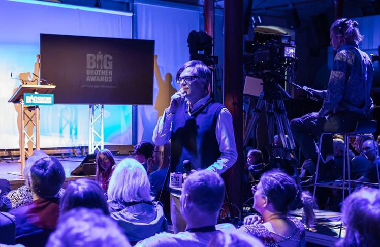 Moderator Ralph Caspers führte durch den Abend (Bild: Tane Uhlig nach CC-BY 4.0)