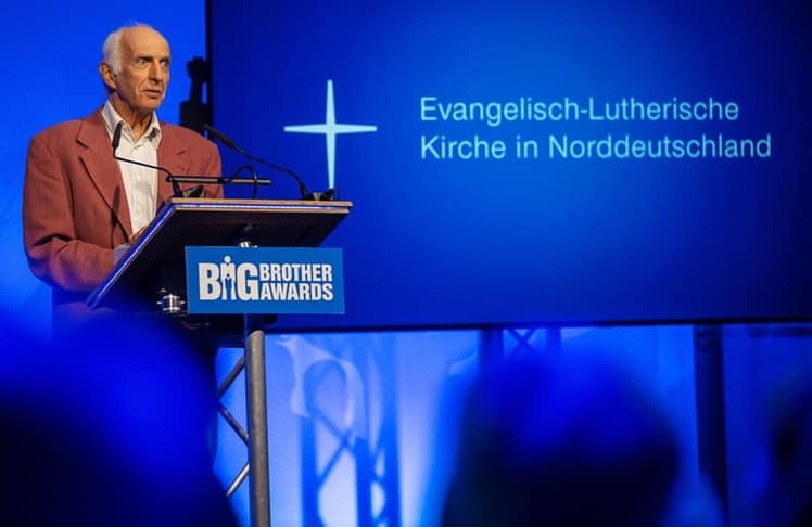 Thilo Weichert bei seiner Laudatio auf die Evangelisch-Lutherische Kirche in Norddeutschland (Bild: Matthias Hornung nach CC-BY 4.0)