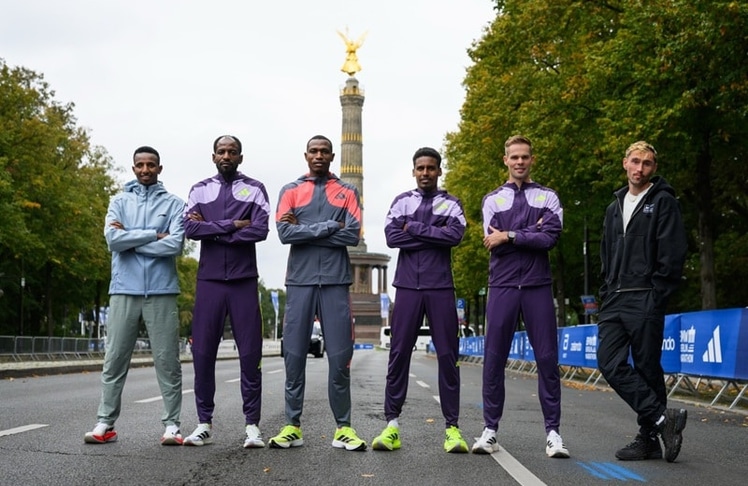 Die internationale Laufelite vor dem Start des 52. BMW BERLIN-MARATHONS: Selemon Barega, Guye Adola, Gabriel Geay, Haftom Welday, Sebastian Hendel und Aaron Bienenfeld (v. l.) posieren auf der Straße des 17. Juni vor der Siegessäule.
© SCC EVENTS / Petko Beier